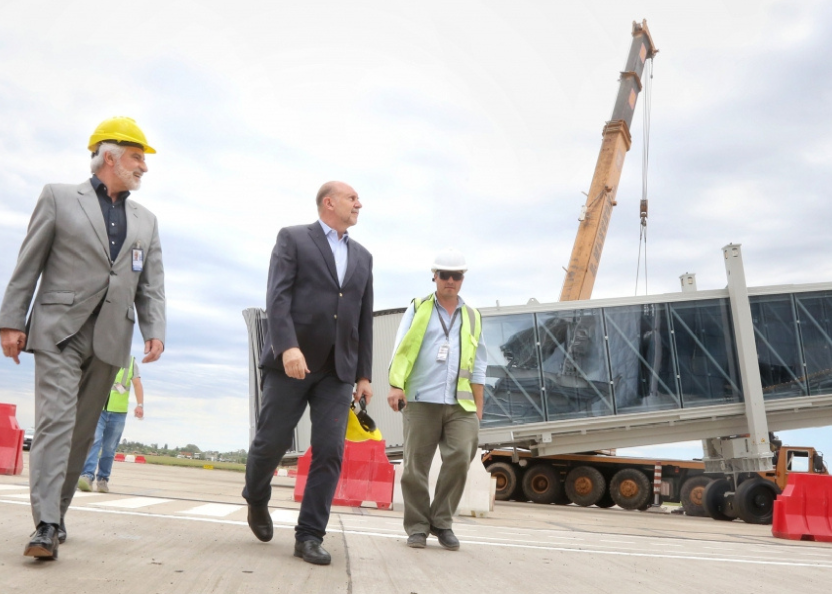 Perotti recorrió las obras de la nueva terminal flexible para pasajeros en el aeropuerto internacional de Rosario
